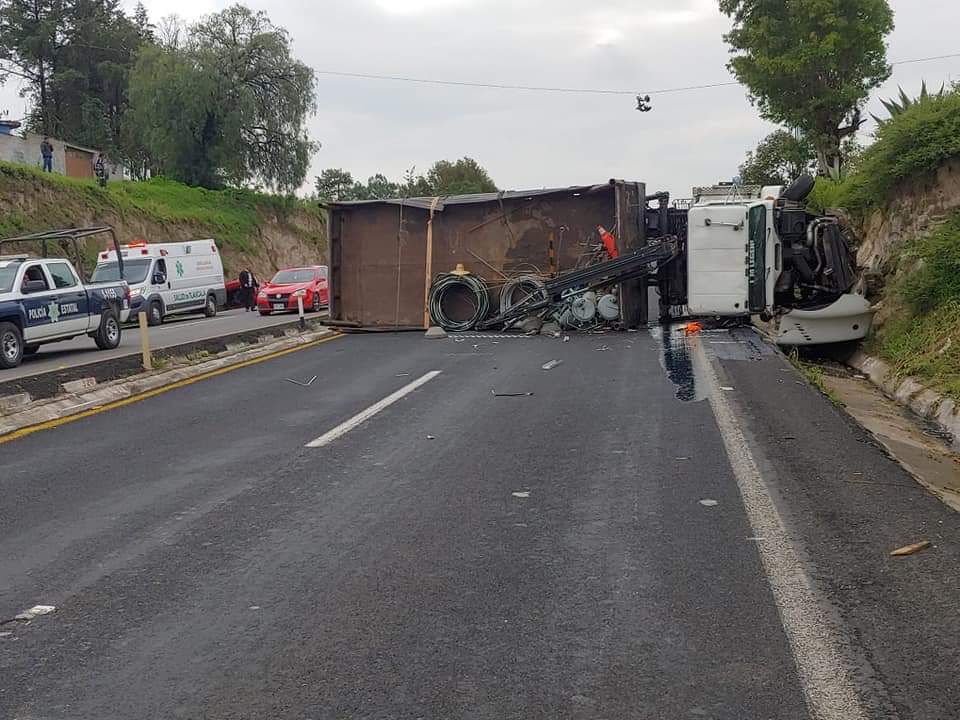 Tráiler vuelca en la Apizaco Tlaxcala bloquea circulación Cuarto de