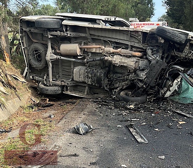 Mujer Prensada Y Sin Vida Deja Un Choque Frontal Entre Dos Camionetas