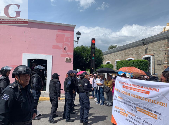 Con marcha y bloqueos en Tlaxcala exigen trabajadores de la educación