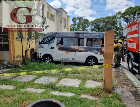 Camioneta de transporte público se incendia frente a domicilio en La