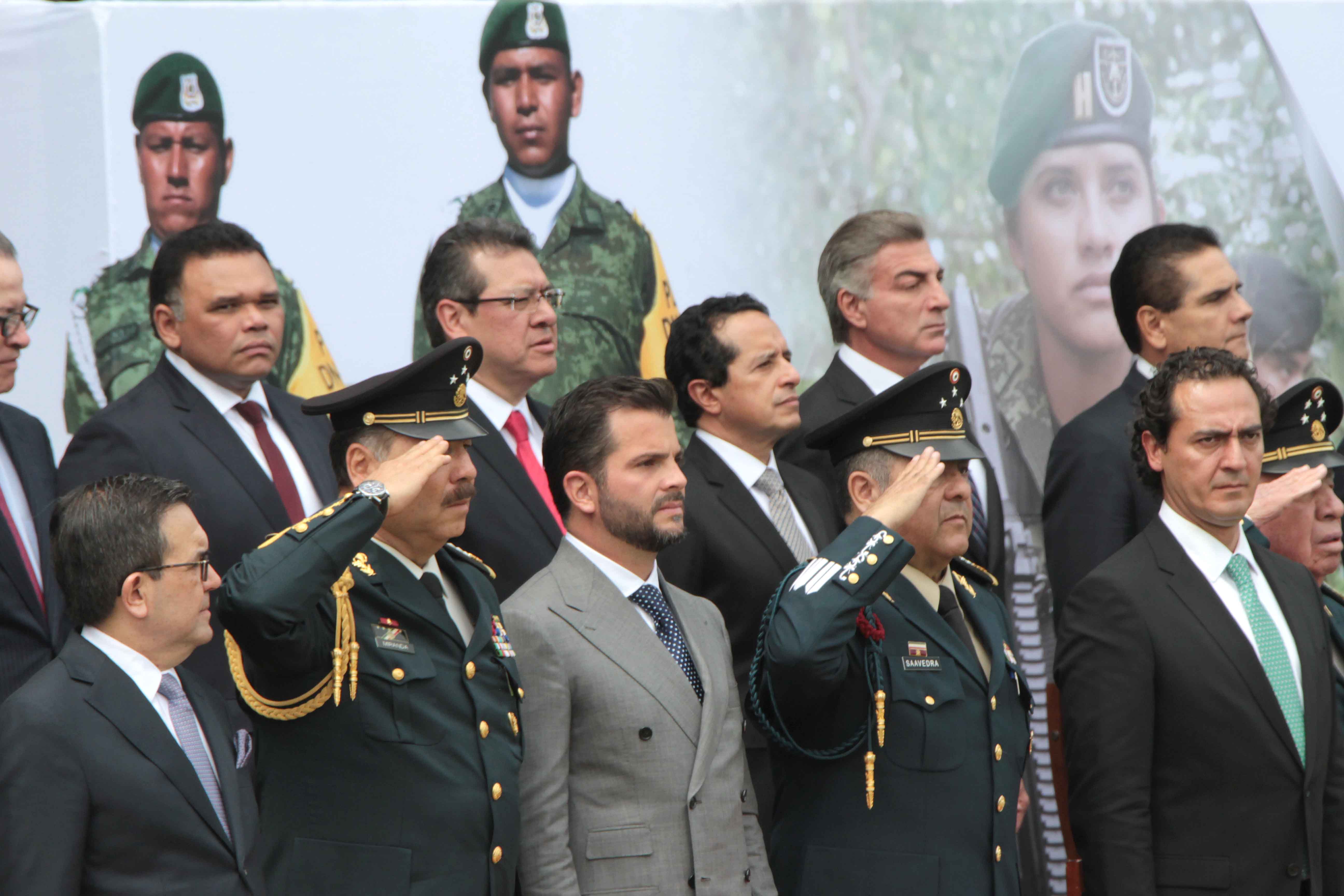 Marco Mena asiste a aniversario del ejército con EPN