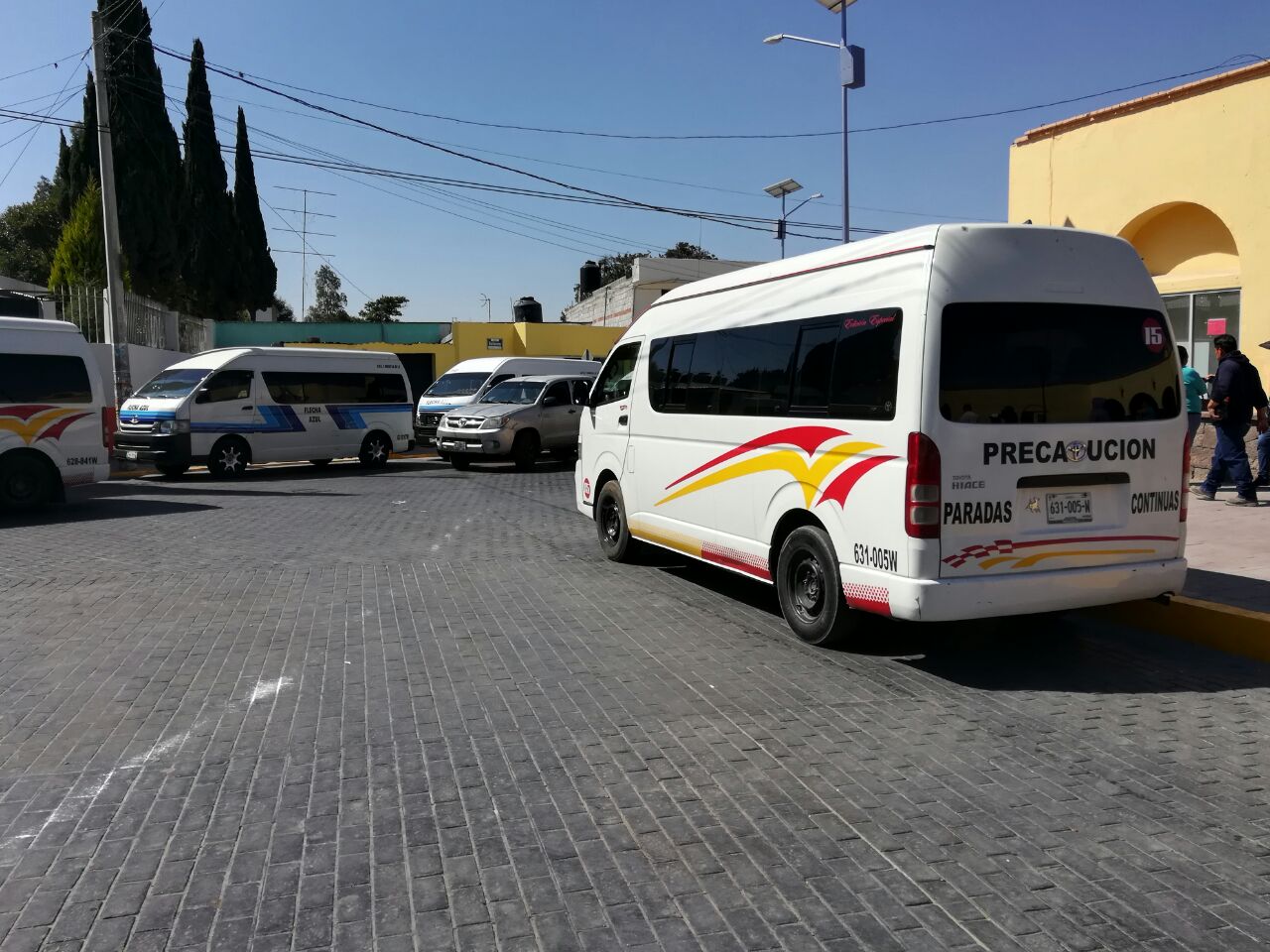 Se manifiestan transportistas en Teolocholco por cambio de rutas