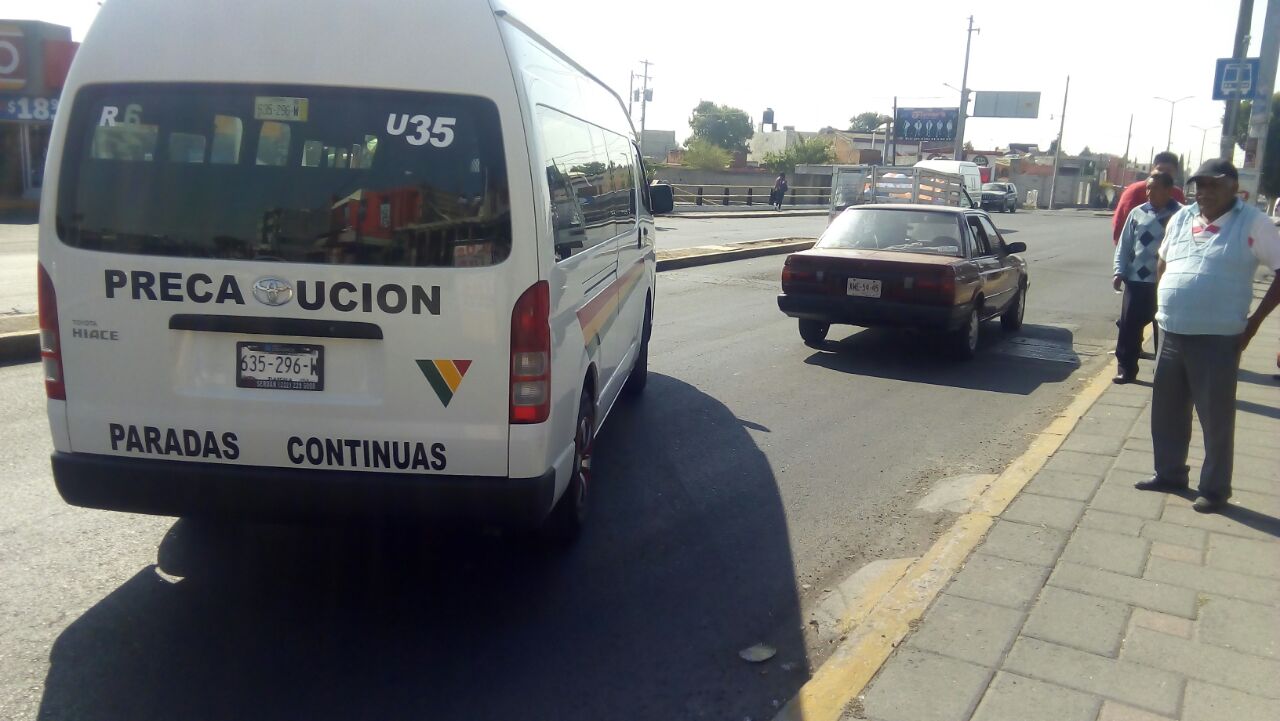 Acusan invasión de ruta en Xicohtzinco