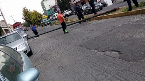 Cae poste en calles de Apizaco