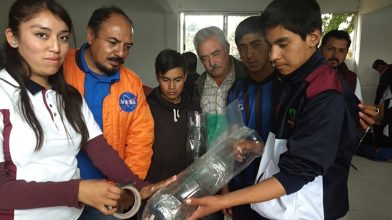 Elaboran alumnos del EMSaD cohetes de agua