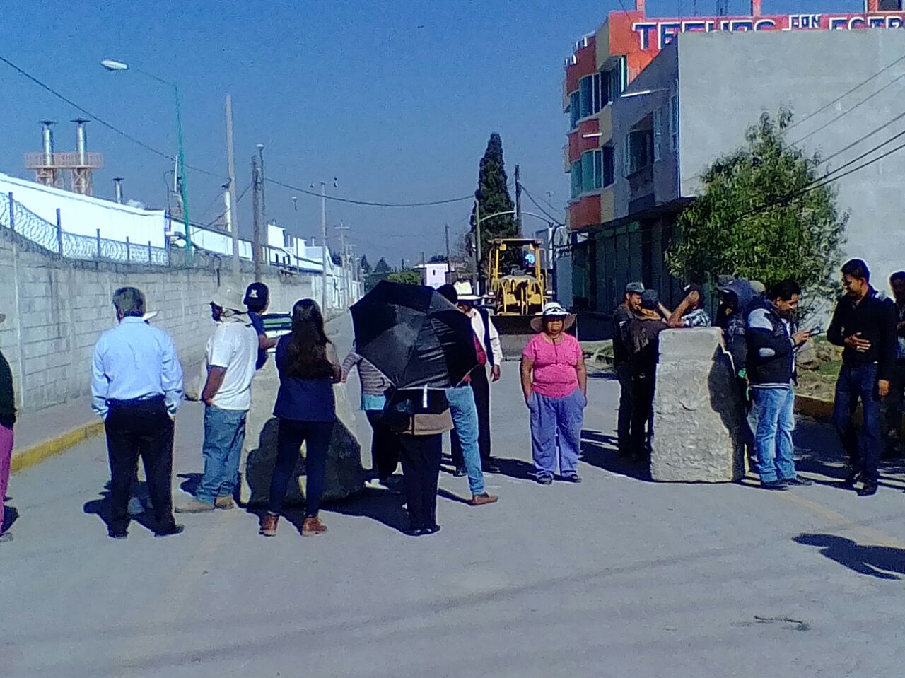 Cierran vialidad pobladores de Tlaltelulco por desinterés de Alcalde