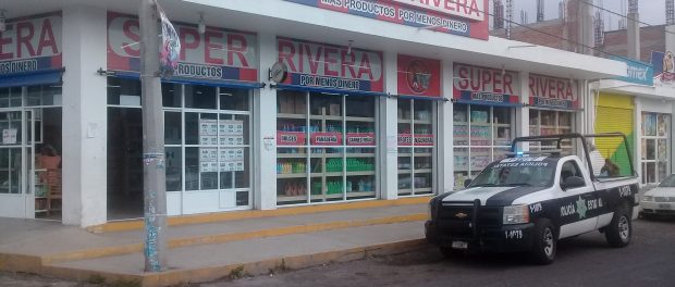 Roban presuntos policías 50 mil pesos a tienda de Rivera