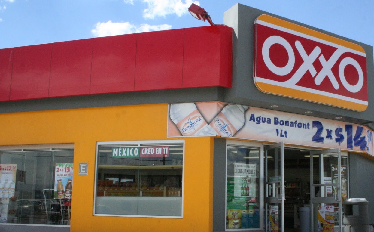 Asaltan sujetos armados Oxxo de Papalotla