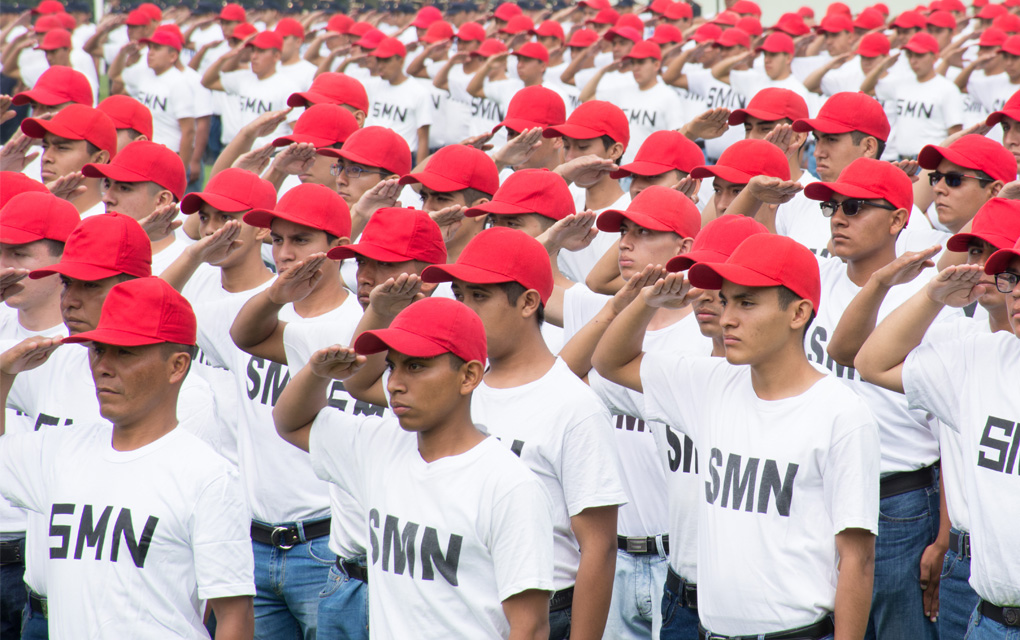 Firman jóvenes del SMN carta de aceptación para encuadrarse al ejército