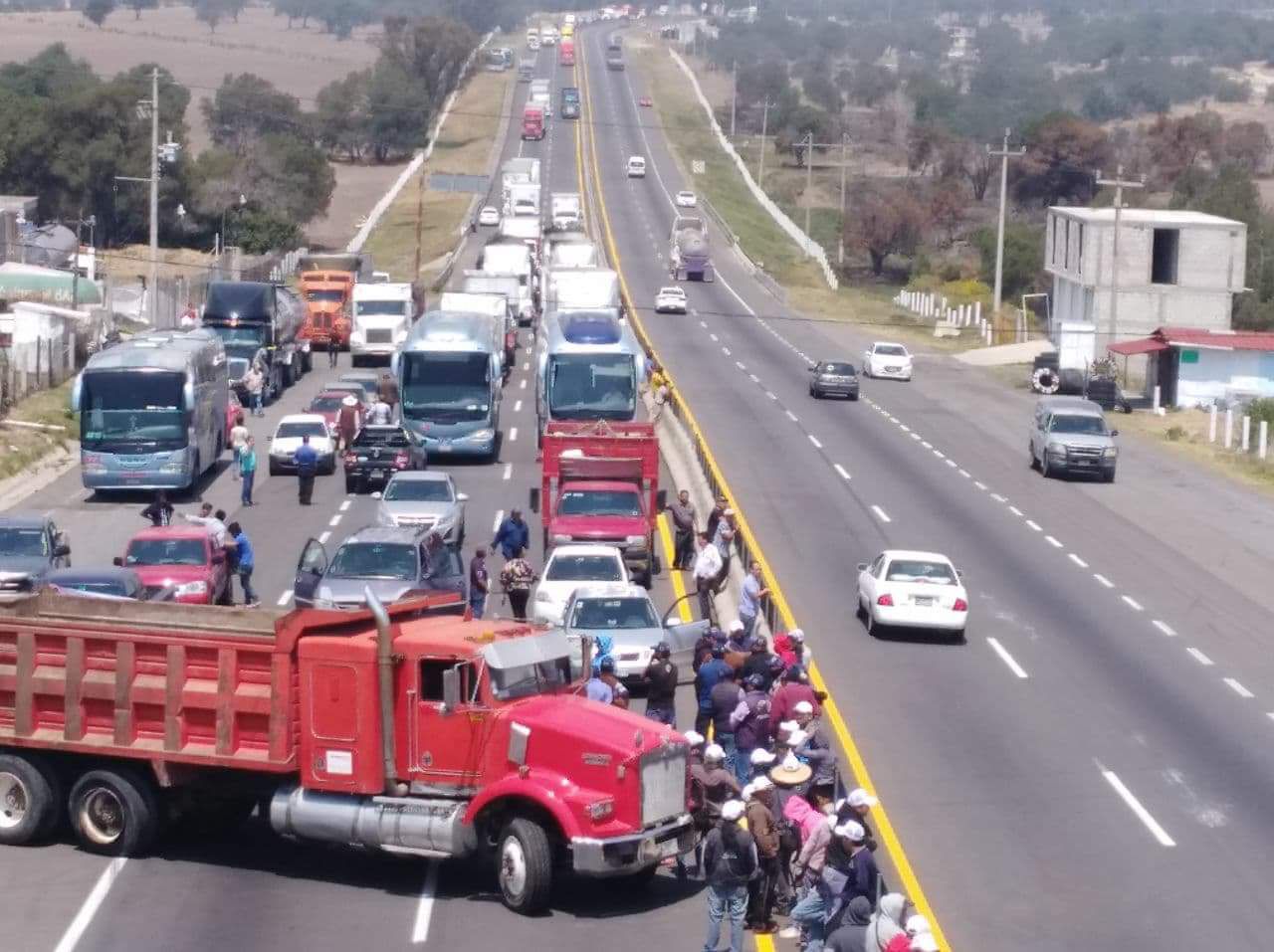 Bloquean croquistas plantas asfaltadoras de ICA en Tlaxcala