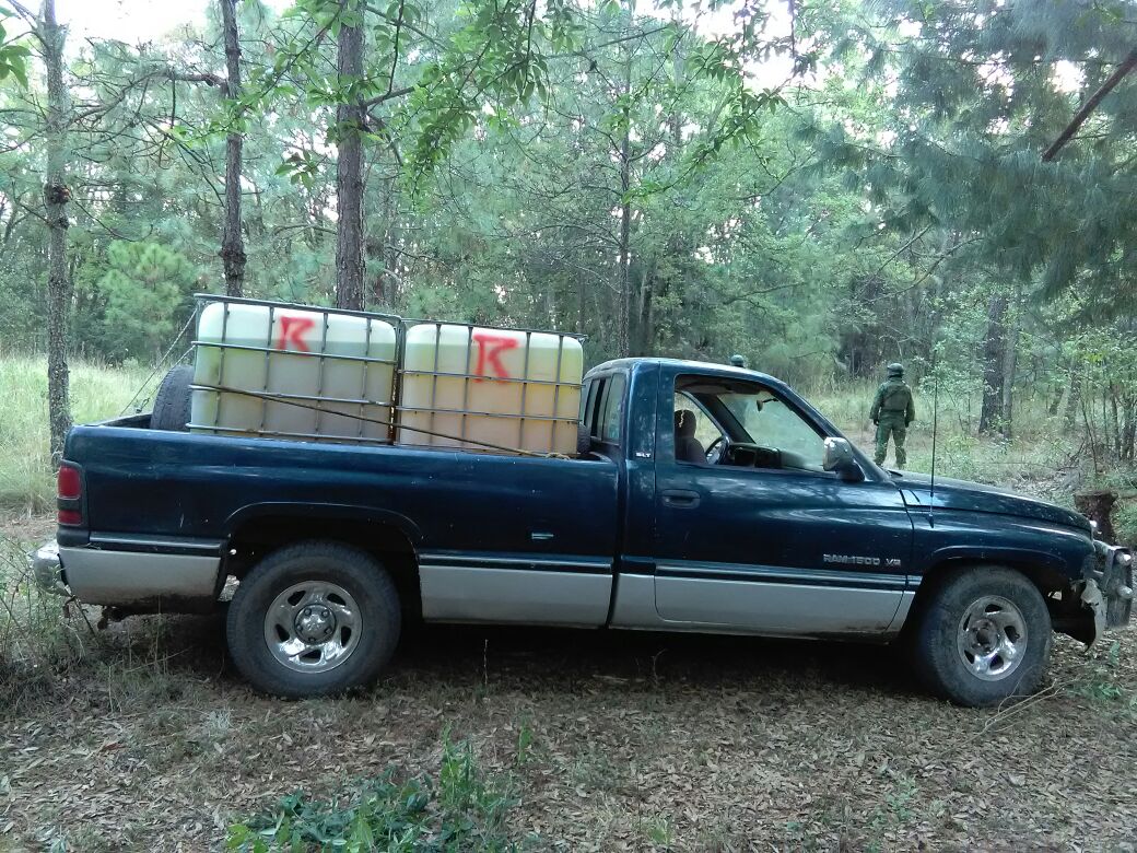 Incautan camioneta con 2 mil litros de hidrocarburo en Nanacamilpa