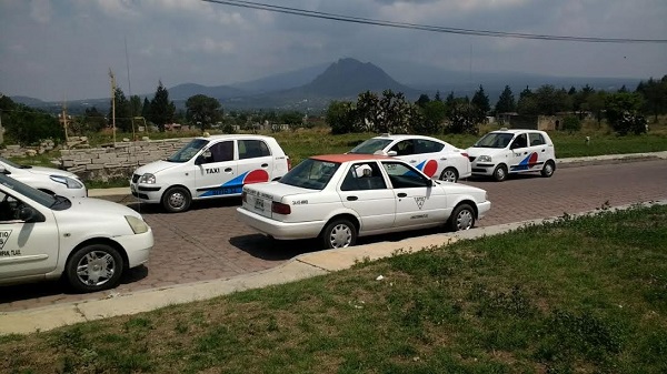 Taxis robados en Tlaxcala acaban en predio de CDMX