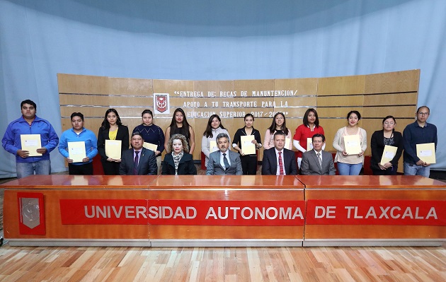 Entregó UAT 626 becas de manutención a estudiantes