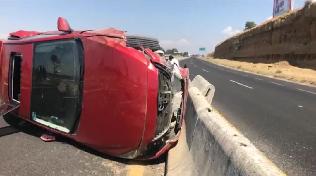 Sobreviven a aparatoso choque en el Periférico de Tlaxcala