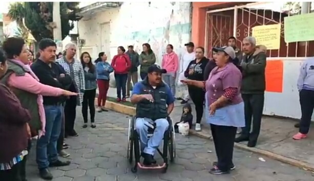 Cierran padres de familia escuela en Panzacola