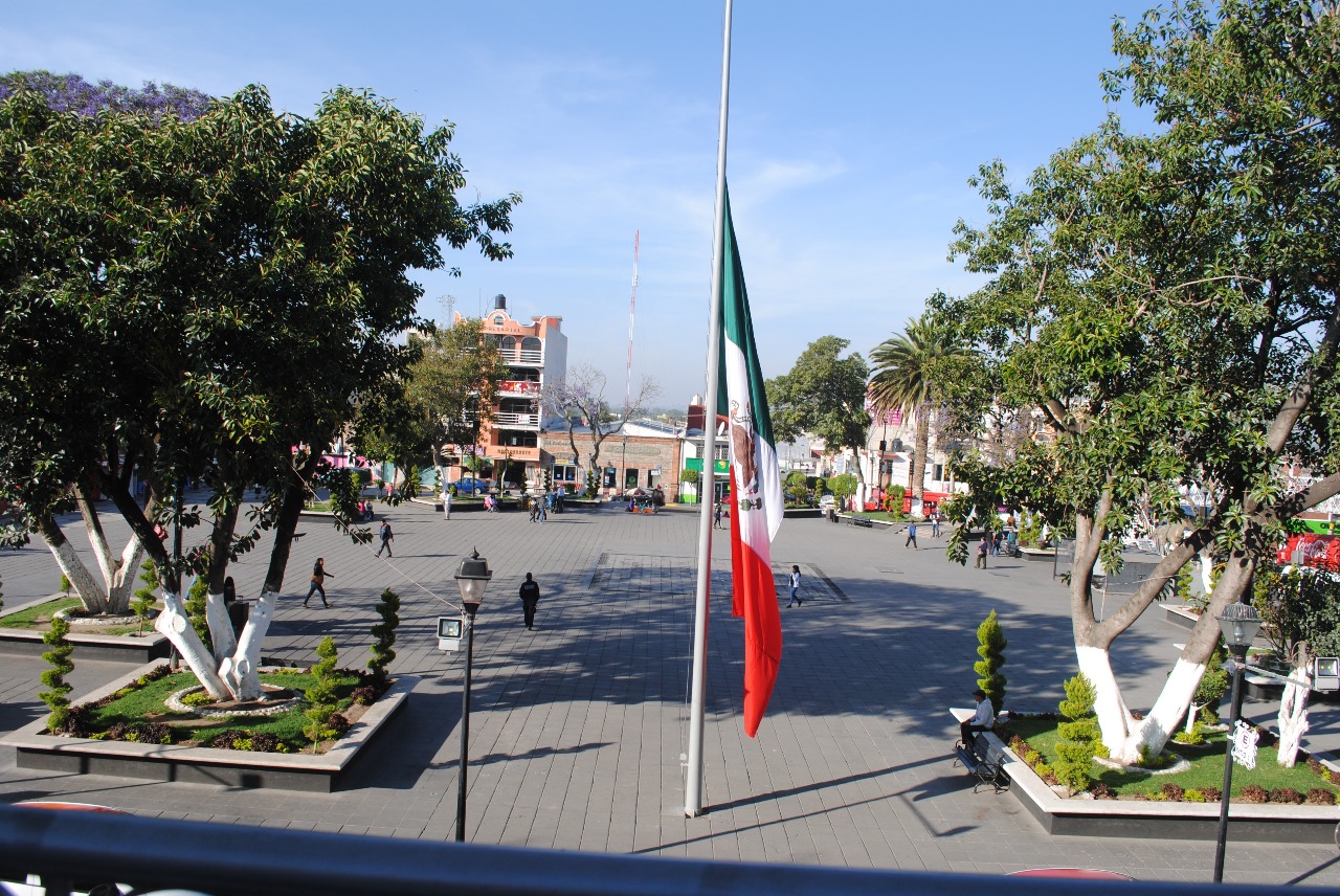 Bandera a Media Asta, en Honor a los Policías Zacatelquenses Caídos