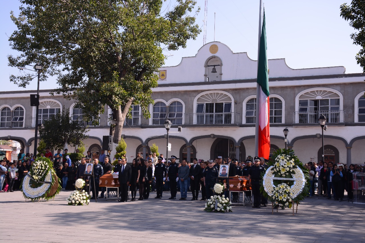 En Zacatelco, mensualidad salarial para familias de policías caídos