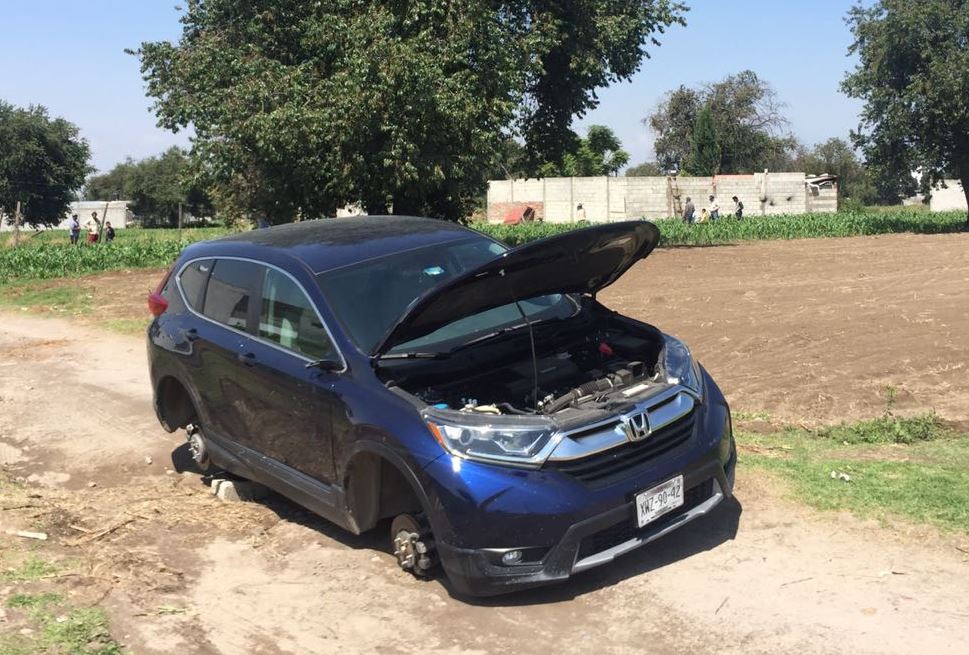 Roban con violencia camioneta en San Pablo del Monte