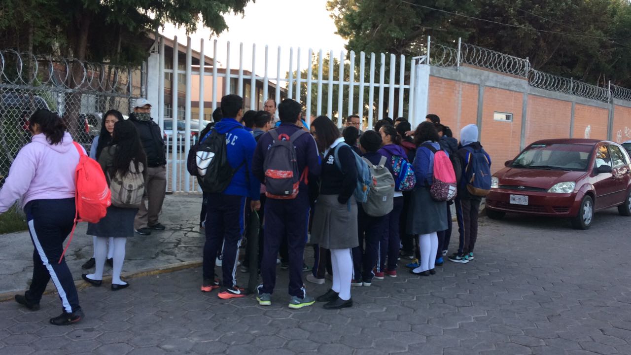 Bloquean alumnos del CBTiS acceso a plantel, piden ver a directora