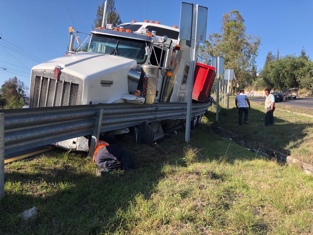 Evita trailero embestida en la Apizaco-Tlaxcala