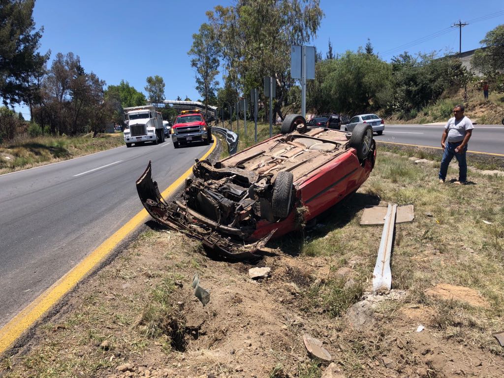 Sobreviven mujer y menores a volcadura en la carretera Apizaco-Tlaxcala