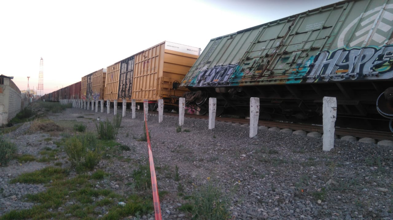 Tren descarrila en Apizaco, sólo daños materiales