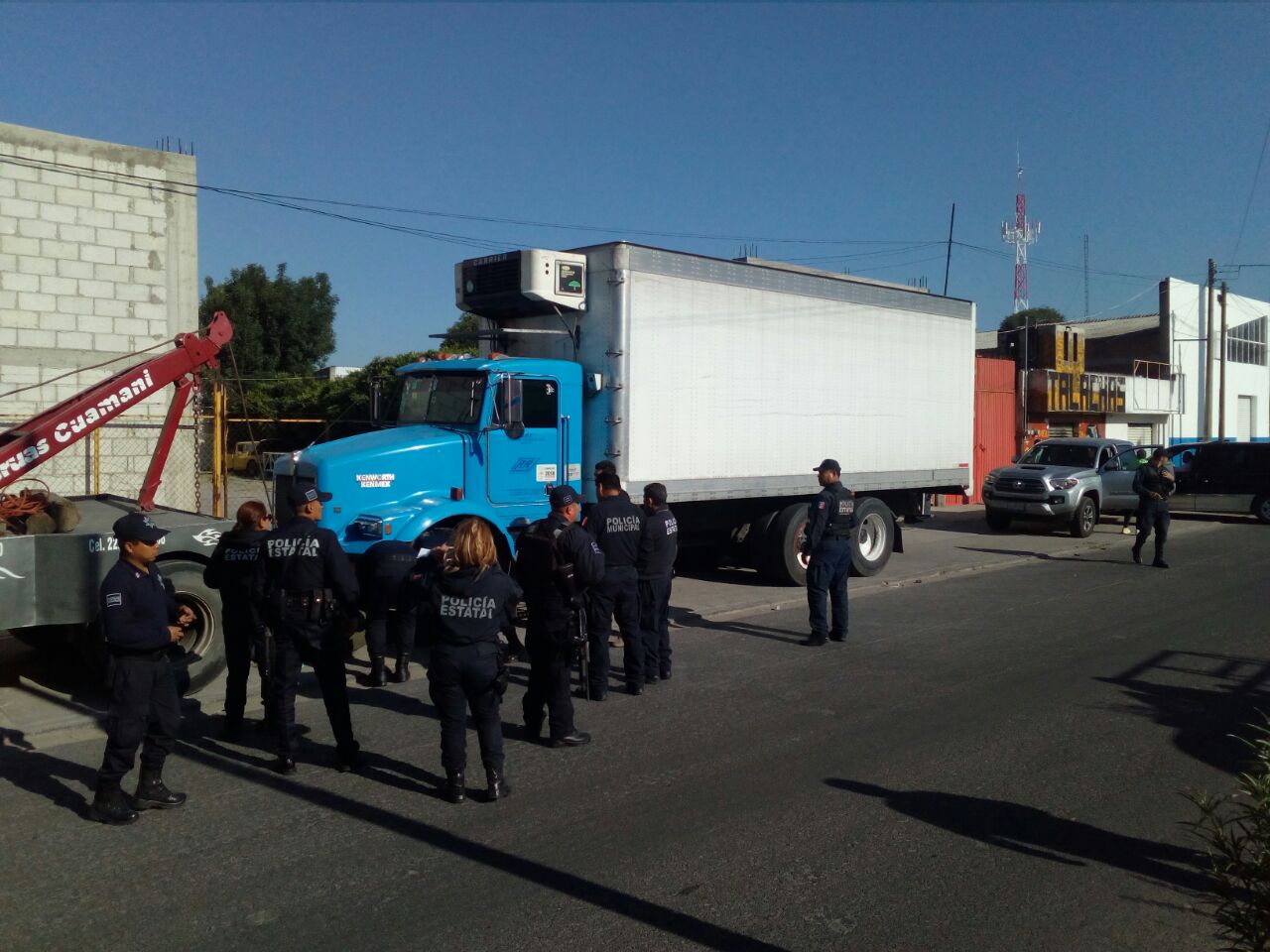 Aseguran a dos personas y un tracto camión en Zacatelco