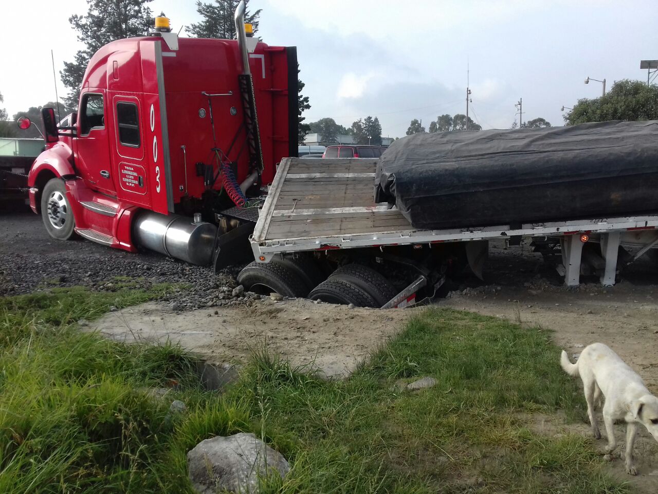 Tráiler obstruye vía Apizaco-Huamantla