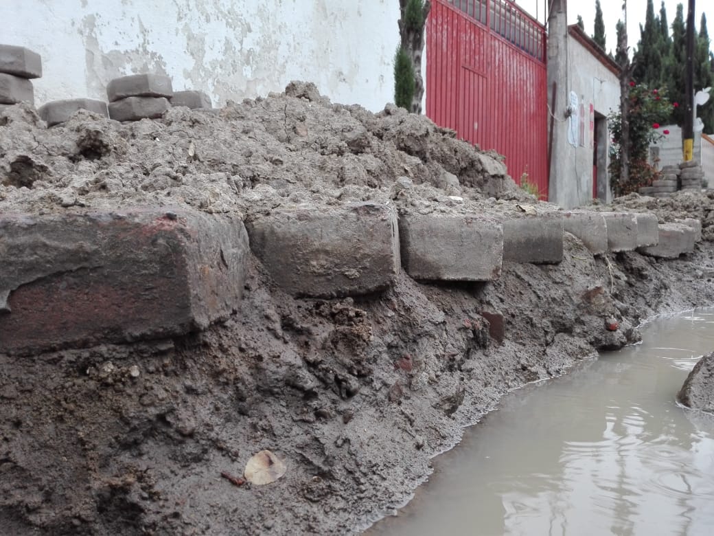 Crece inconformidad en Tizatlán por obra deficiente de drenaje