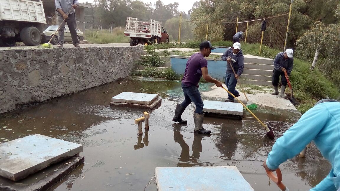 Dan mantenimiento a fosas en Tzompantepec