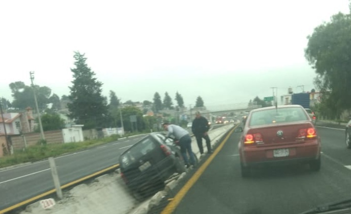 Conductor se sale del carril en la Apizaco-Tlaxcala