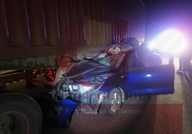 Sobrevive conductor tras incrustar su auto contra camión de carga, en Hueyotlipan