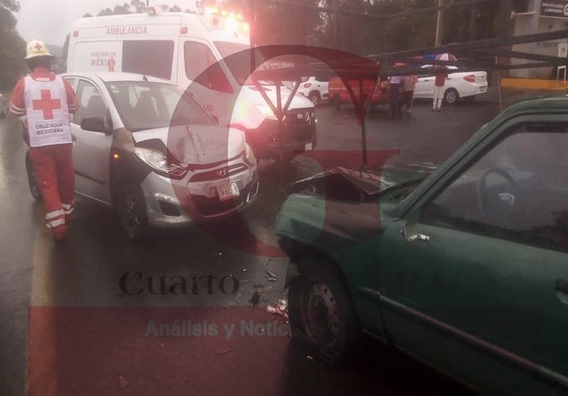 Deja dos lesionados aparatoso choque frontal en Tlaxcala capital