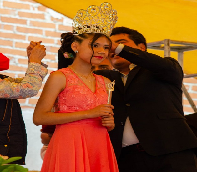 Corona edil de Zacatelco, Hildeberto Pérez, a reina de la 'Feria de la Flor', en Xochicalco