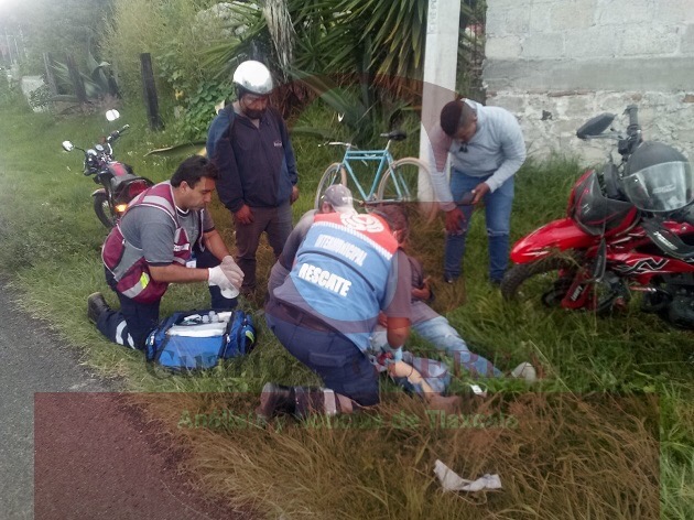Motociclista resulta lesionado al ser arrollado por un microbús, en Panotla