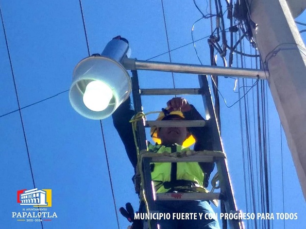 Mejora gobierno de Papalotla iluminación en el municipio con reparación de luminarias