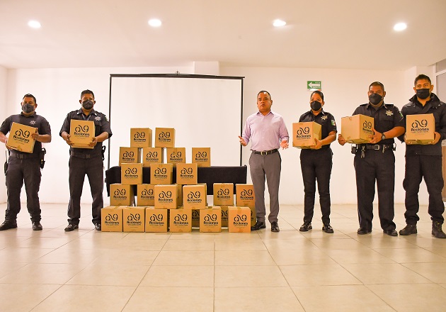 Alcalde de Apetatitlán, Ángelo Gutiérrez, entrega despensas a elementos de la Policía Municipal