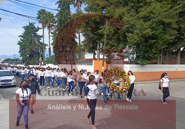 Con marcha, estudiantes de la Normal 'Benito Juárez' conmemoran aniversario luctuoso de alumna