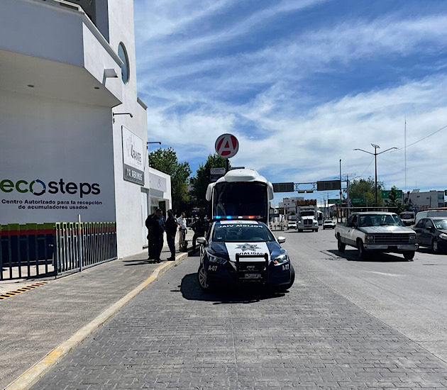 Asegura policía de Apizaco autobús que transportaba migrantes venezolanos