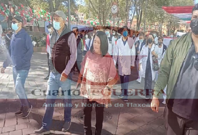 Marchan trabajadores de la SESA hasta Palacio de Gobierno; piden la salida del Secretario de Salud
