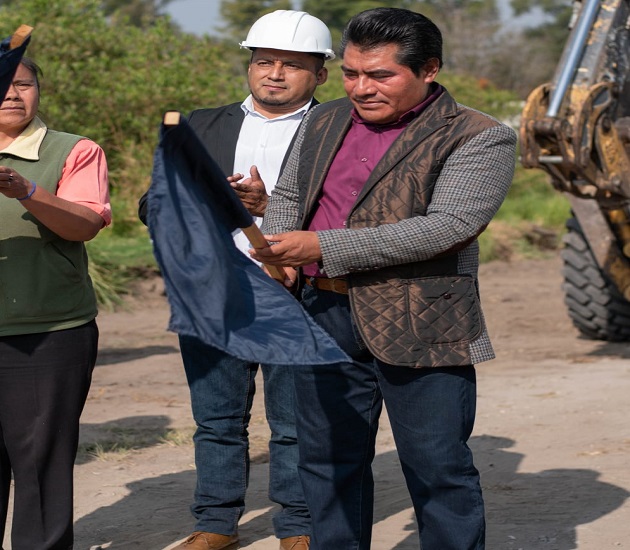 Alcalde de Zacatelco, Hildeberto Pérez, da banderazo de inicio a obra de pavimentación en la sección cuarta