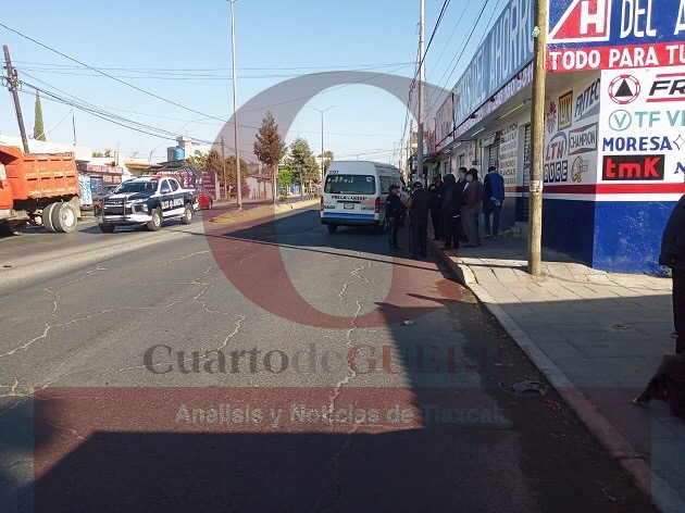 Motociclista es arrollado por colectiva, en Zacatelco; lo trasladan a hospital