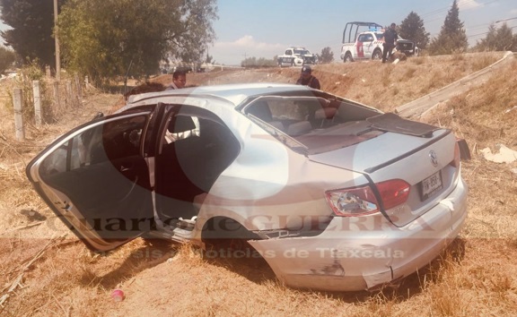 Abandonan vehículo volcado en Techachalco, Panotla