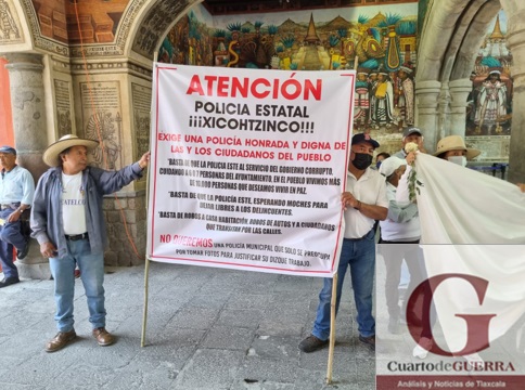 Se manifiestan pobladores de Xicohtzinco frente al Palacio de Gobierno; insiste en destituir a su presidente