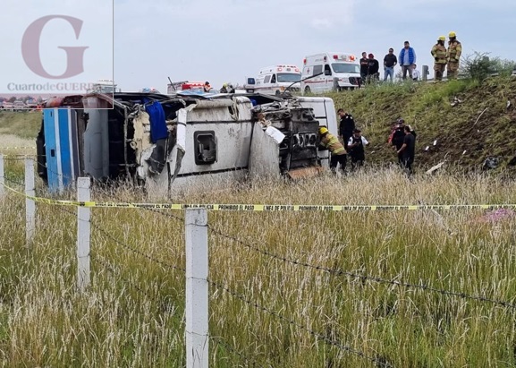 Tres muertos y 18 lesionados por volcadura de autobús comercial en la Tlaxcala-Puebla