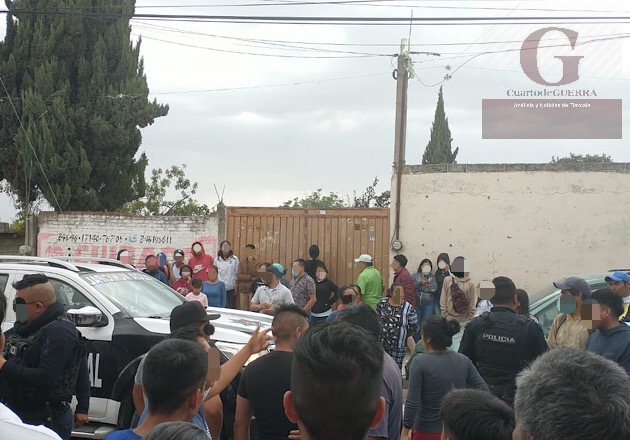 Retienen pobladores a policías de Tlaltelulco que presuntamente golpearon a un joven