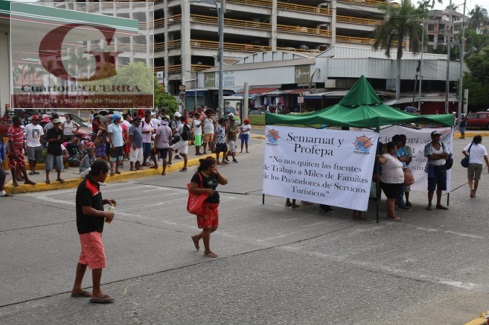 Trabajadores de la playa bloquean La Diana de Acapulco contra operativos