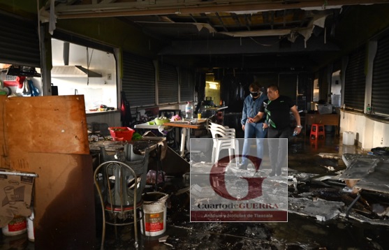 Tras incendio, retiran escombros en Plaza Oasis, en la Ciudad de México