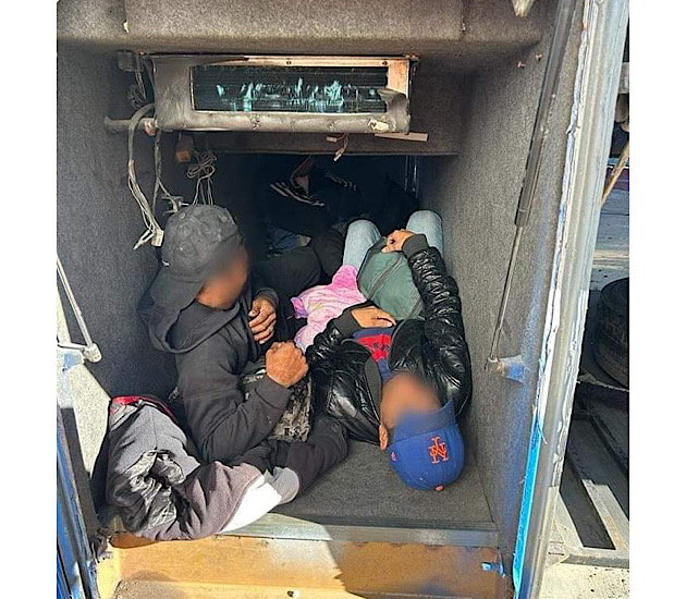 Transportaban ilegalmente y hacinados a 100 migrantes en autobús de pasajeros
