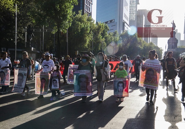 Marchan en la Ciudad de México familiares de desaparecidos de Ayotzinapa